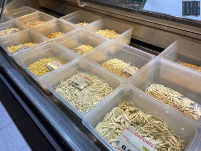 Una volta entrati ci imbattiamo in un lungo bancone ricco di tortellini, ravioli, capunti, trofie e...